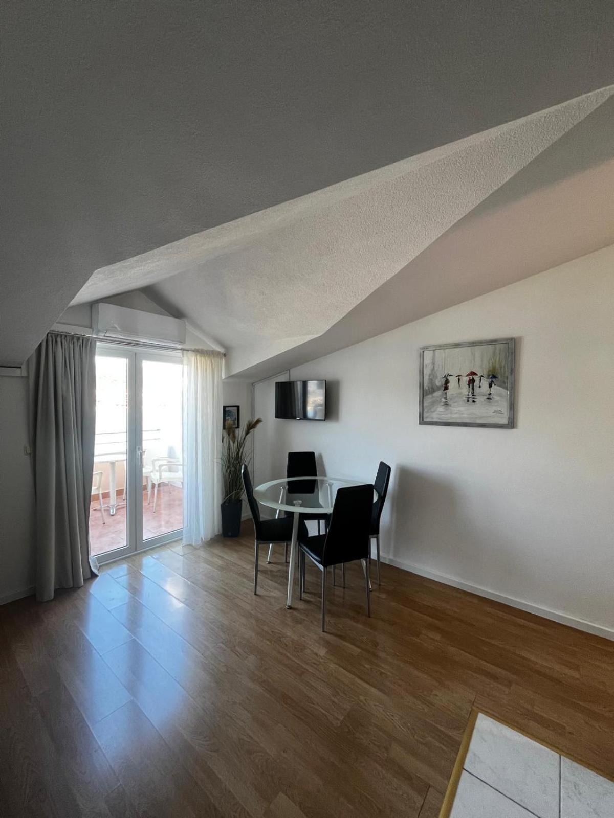 Apartments Kapetanovi Dvori โตรกีร์ ภายนอก รูปภาพ