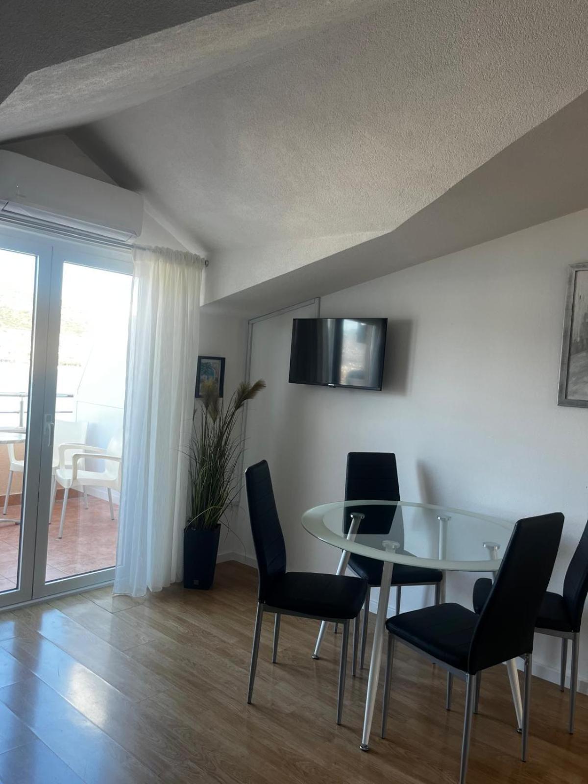 Apartments Kapetanovi Dvori โตรกีร์ ภายนอก รูปภาพ